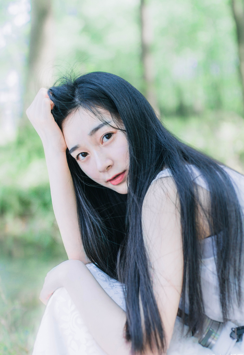 曹操身边，钟繇摇了摇头道：“并不排除有人为了挑起两家纷争，故意将刘备军的尸体带走，主公说的没错，刘备眼下根本没必要也不该这么做，他就算得到了王印，他也不敢称王，那王印对他来说，反而成了怀璧之罪。”